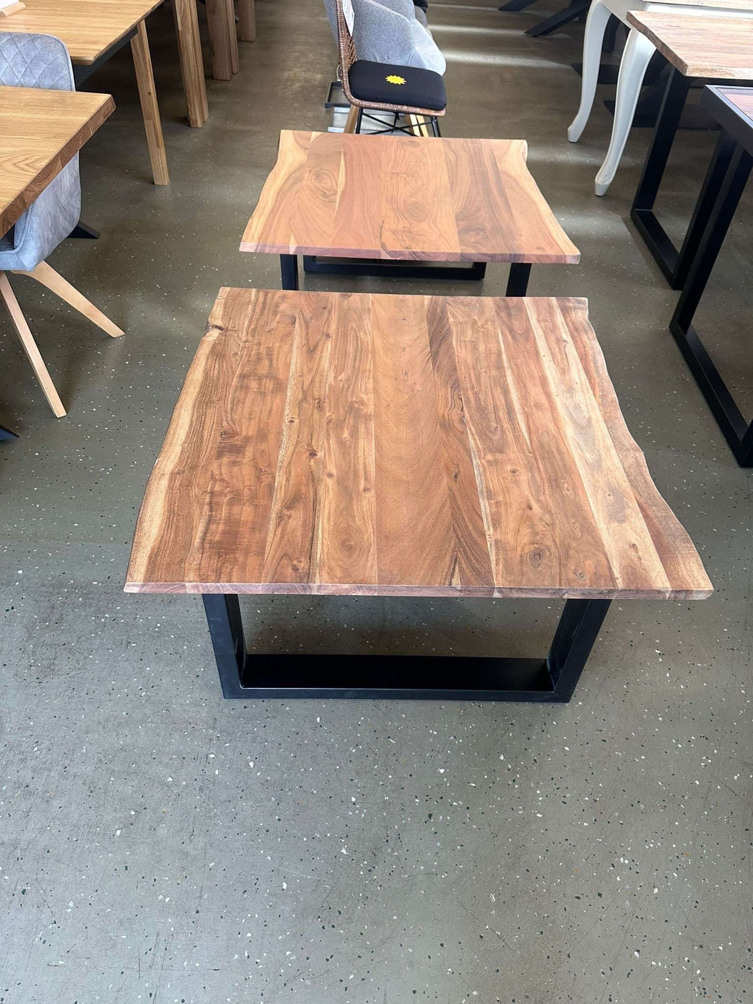 Couchtisch Baumkante Massivholz AkazieNeue mit Metal Füße – Bild 4