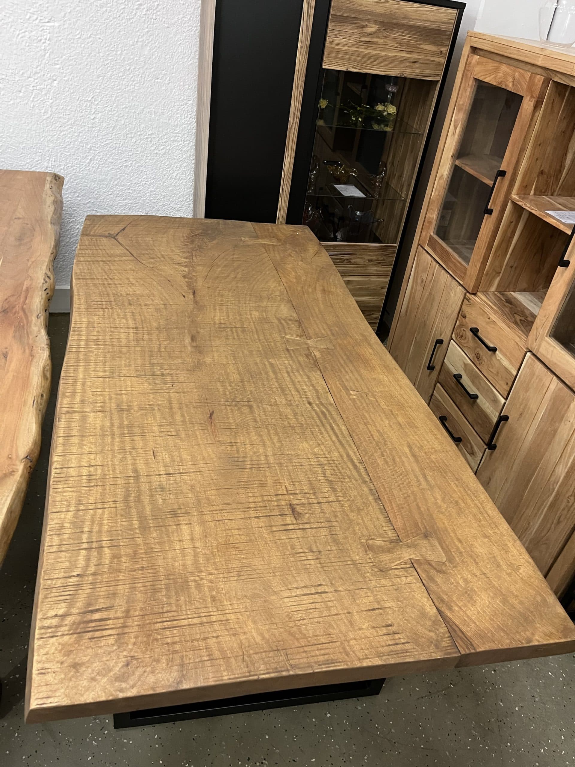Esstisch aus Mango Holz Massiv mit Baumkante 180x90x78 cm geölt.